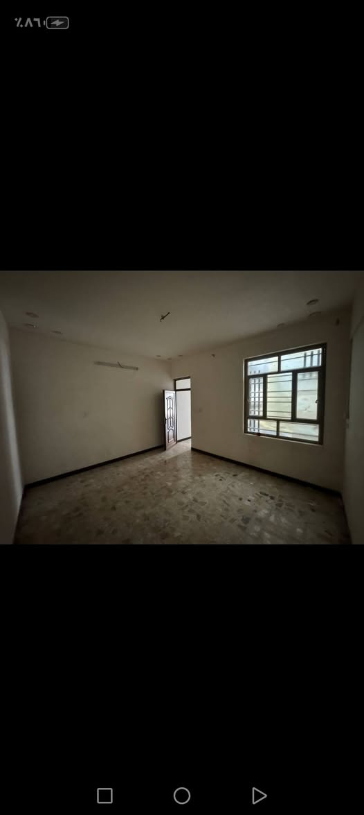 السلام عليكم بيت للبيع مساحة 100متر واجهة 5يحتوي على 2غرفة نوم وصالةومطبخ وخدمات بيت  نقص واجهة  موقع ممتاز ديوان المخابرات قرب حي جهاد الاستفسار على هذا الرقم ***********السعر مناسب
