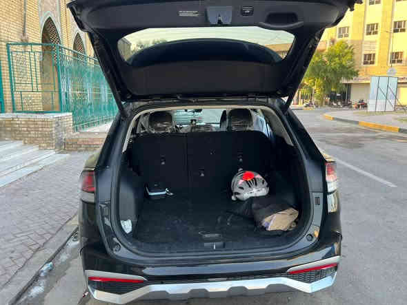 كيا سبورتج SX بريستيج 2023 
اللون اسود حادث باب السائق والباب الخلفه فقط يعني بجم كبس 
ايرباك البرده جهة السائق فقط باقي الايرباكات ستيرن ، دشبول كله سليم ع البلادي 
رقم بغداد بأسمي 
المواصفات :
بصمه ، تشغيل ، أبوآب ، صندوق ، بآنورامآ ، طكتين ، تشغيل عن بعد جنطه كهرباء بصمه ، دوسآت بلاديه من أمريكا
كشنآت خزن ميموري ، دوآخل كاربون فايبر سستم صوت سماعات ف
هآرمن كآردن ،
فول كشنات VIP جلد كهرباء USB تدفئه كشنات ,
شآشه دجتل سينمائي متصل دشبول كامل ، أنآره داخليه متغيره الألوآن ، دوسات ملون بجم العريض Sx , هاند بريك بصمه ، مانع انزلاق
دكمه أوتو هولد ، اوتو ستوب ، درآيڤ مود ، دكمه حساسات ، دكمه الكامرآت
قطعتين تبريد منفصل ،
تبريد بيآنو لمس وفول تحكم بيانو شاشه دكمه مانع أنحدآر ، شحن لآسلكي للفون رآدار أمامي ، رآدار جانبي ، رآدار خلفي ، تحديد مسآر ، سياقه ذآتيه ، خطوط الشارع توقف ذآتي أمامي ، توقف خلفي ذآتي ، ويل كب كروم 4 ، 9 عدسآت زنون عالي ناصي حسآسات خلفيه ، كامره أماميه ، كامره خلفيه ، بك لايتآت لدات ، اشارات مري ، نظام ترحيب يدات محرك 2500 المرغوب ,
فول تحكم ستيرن دعآيه ، أنآره دآخليه لمس ثلجيه ، فول نيكلات ،
مكان السياره بغداد - الاعظمية 
السعر 22500 وبيه مجال  سياره نضيفه مال بيت ماشيه 20 الف مايل يعني ٤٠ الف كيلو يعني جديده ***********
