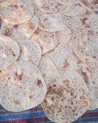 دجاج حي • ٥ دجاجات • خبز بيت حار