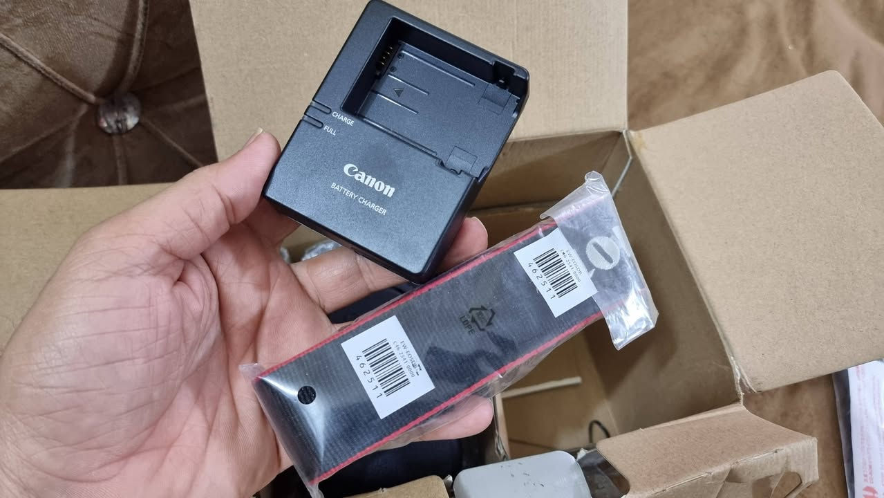 كانون D700  جديد غير مستخدم 
مع عدسة 50 
الملحقات الاصلية 
بطارية شاحنة حزام كيبل نقل 
السعر 300 الف ***********
