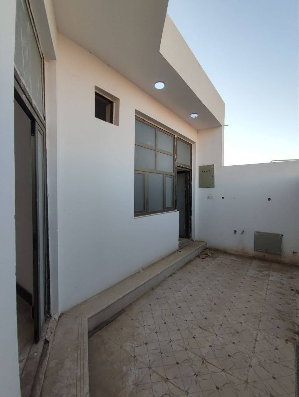 بيت 150 متر زراعي كونكريت صب البناء حديث
 شارع 12 متر الوجه 10 نزال 15
البناء حديث طارمه استقبال وصاله وغرفتين نوم ومطبخ وصحيات داخليه وخارجيه ومنور
المكان الإسكان الصناعي نزله ال ابو فياض
السعر والتفاصيل اتصل ***********
