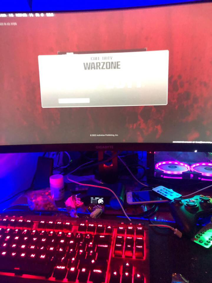 Setup PC Gaming كامل للبيع – جاهز للعب 1440p
تجميعة Gaming قوية ونظيفة جدًا، استخدام خفيف

مواصفات الـ PC:

• CPU: Ryzen 7 7700X
• GPU: RTX 4070 Ti
• Motherboard: Gigabyte B650X AX Gaming
• RAM: Fury DDR5 32GB (2×16) 5800MHz
• Storage: SSD M.2 3TB
• PSU: 850W Gold
• Case: Thermaltake
• Cooling: Thermaltake AIO 360mm (3 Fans)

🎮 الاستخدام: ألعاب 1440p بإعدادات Ultra

المرفقات ويّا التجميعة:
• شاشة 24" – 1080p – 60Hz
• شاشة Acer – 165Hz
• UPS Offline (2000VA)
• سماعة SteelSeries Nova 6 Wireless
• كيبورد Logitech نسخة League of Legends
• يد ألعاب Controller
• كاميرا EMEET S800 – 4K حقيقي
• مايك Fine A8
• ستاند للسماعة
• شاحنة وايرلس أصلية للتلفون – تشحن الساعة والموبايل سوا
• ماوس SteelSeries Aerox 3
• ⁠السعر مليونين و750

الحالة: شبه جديد
تنويه!!!!: المبرد امبدله محوله مائي

للاستفسار المراسله على الرقم او الاتصال 
0774 594 9593
