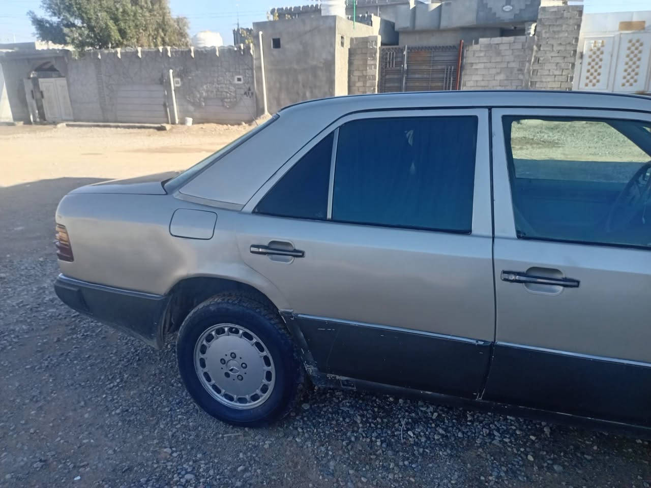 سلام عليكم   سيارة مارسدس دب رقم بغداد موديل 87    محرك بطه    سيارة  حلوه سعر 40 وبيه مجال  مكان السيارة  ديالى جلولاء    رقم الهاتف  ***********
