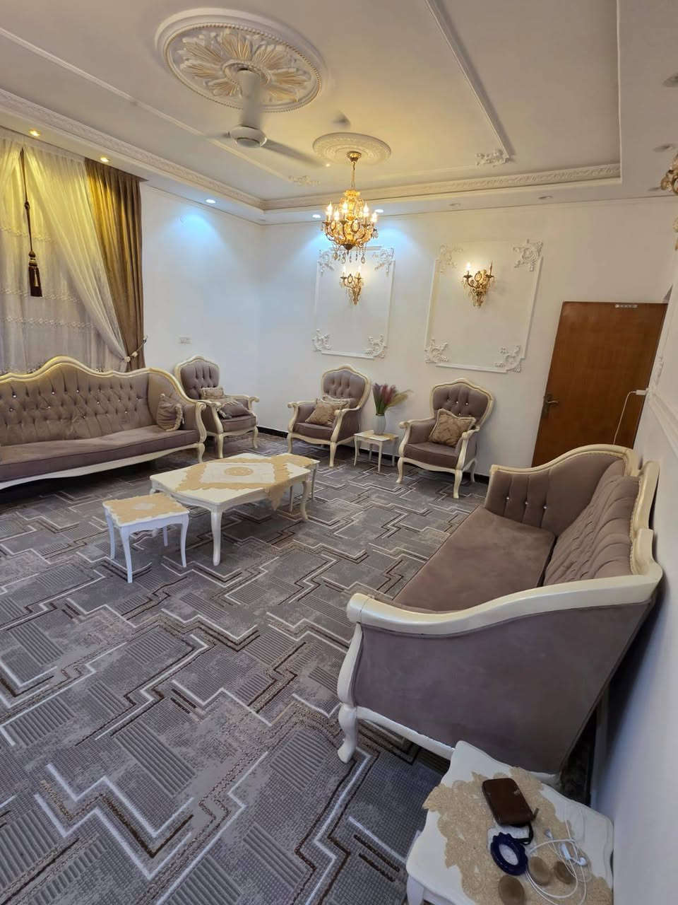 🏡 دار سكن للبيع مع بستان 🌴✨

📐 المساحة 1000 متر
📄 طابو ملك صرف زراعي عراقي سند 25

يحتوي البيت على:
🛏️ 4 غرف نوم
🪑 ديوانية
🛋️ صالة كبيرة
🍴 مطبخ
🚿 صحيتين داخل البيت + صحية خارجية
🚗 كراج يتسع لأكثر من 3 سيارات

🌴 ويحتوي أيضاً على:
بستان كبير مزروع
مشتمل خارجي
نخل برحي بصف النهر

✨ البيت بسعر جداً مناسب مقارنة بالمساحة والموقع

📍 العنوان:
أبي الخصيب – طريق العوجه
يبعد 500 متر عن سايدين العوجه

💰 السعر 300 مليون وقابل للتفاوض

للاستفسار أكثر يرجى التواصل أو زيارة مكتبنه:
📞 ***********
📞 ***********

مكتب ساني للاستثمار العقاري 🤍
