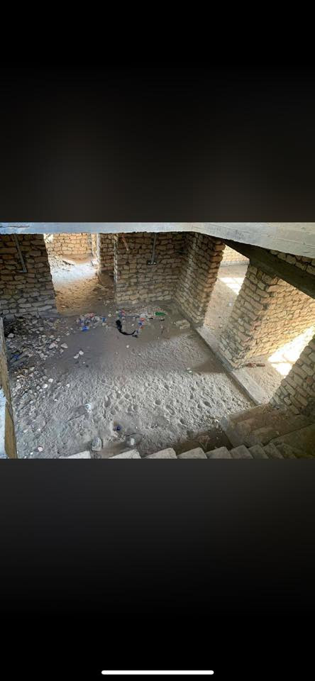 السلام عليكم يوجد بيت هيكل للبيع مستعجل بالصوفية  البو محل طابو زراعي سند ٢٥ تحويل مباشر  مساحته ٤٢٠ م يتكون من استقبال وهول وصالتين ٥ غرف ٥ حمامات ومطيخ حار وبارد وكراج وحديقه ومناور  السعر ٨٠ وبي مجال  للاستفسار الاتصال بصاحب الدار ***********
