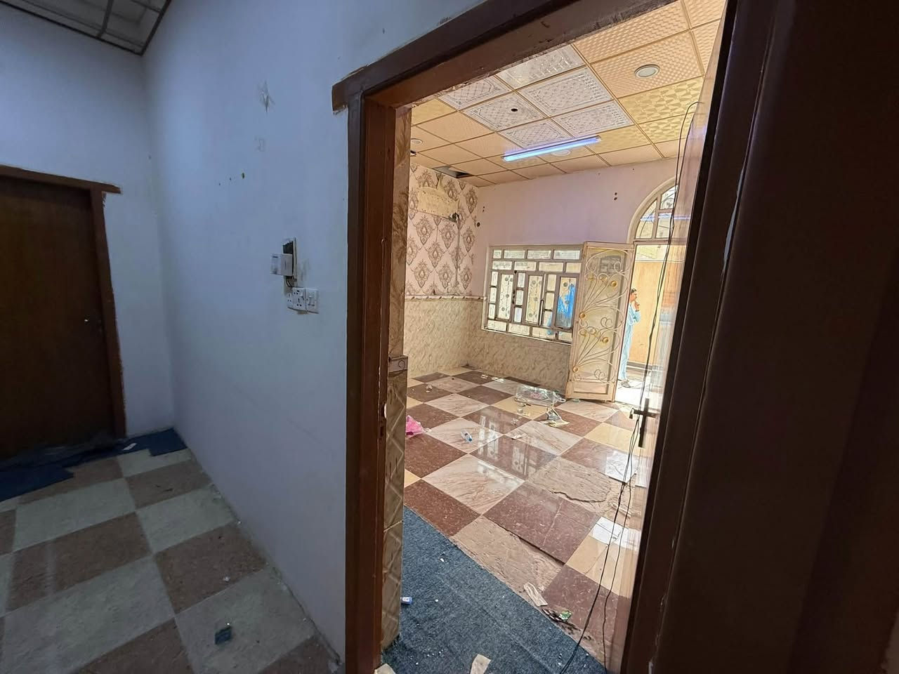 بيت لاجار ارضي مساحه ٢٥٠م
يحتوي ع اسقبال و٣غرف منام وصاله ومطبخ وصحيات 
وكراج جاهز لسكن ***********
كافه خدمات ماء وكهرباء مقرنص
 المطيحه سنيديه قرب شارع العام
