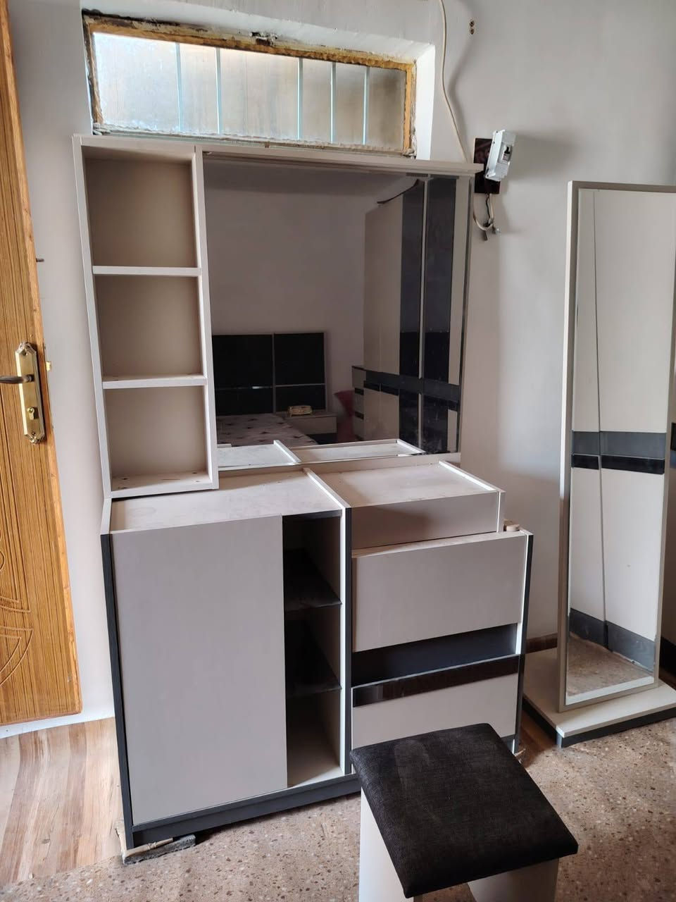 السلام عليكم غرفه تركي درجه اولى مستخدمه سبوع
السعر مليون 
مكان الحيانيه قرب سوك القسم 
رقم هاتف-***********
