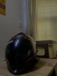 خوذه للبيع مستعمل قليل جديد نضارة شمسي و گدامة بي لايلون اسود ضد شمس و...