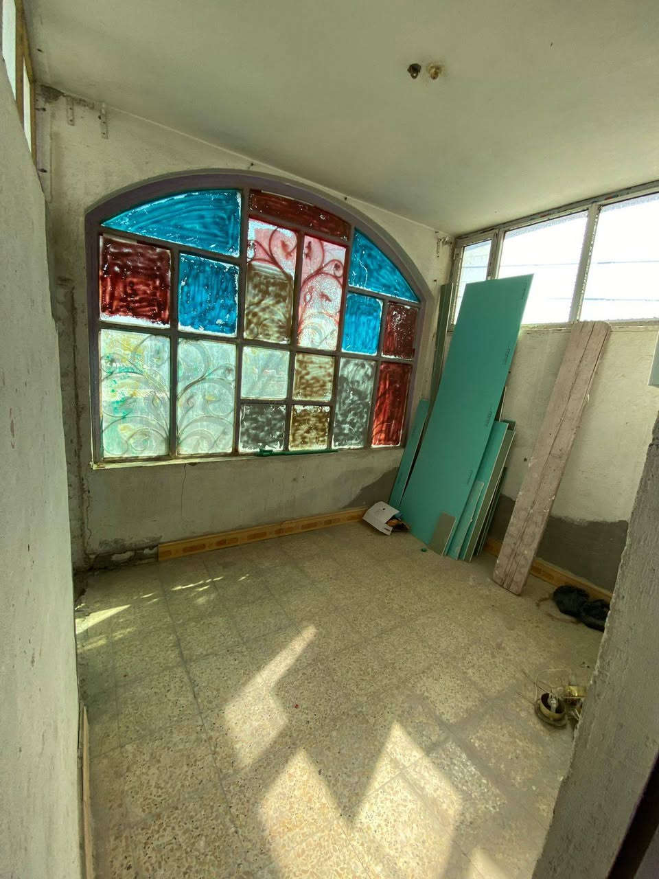 شقة حديثه للايجار
طابق اول لمنزل سكني
العنوان /الجبيله شارع تايم سكوير قرب معهد الفنون الجميله للبنات على الشارع
تتكون الشقه من
2/غرفة منام
مساحة الغرفه 4في5
 صاله/ مساحتها 3في 4
مطبخ مساحته/3في4
 مع مجمع صحيات
مع توفر  سخان وماء وكهرباء 
درج خارجي معزول تماما
مع فسحه للوقوف السيارة
سعر الايجار  ٦٠٠ 
للاستفسار الاتصال على الرقم 
***********
*********** البصرة, العراق
