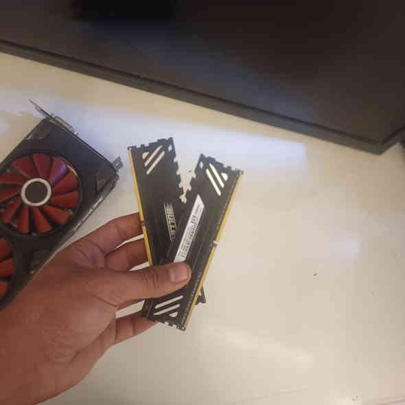 كرت شاشة + رامات اثنينهن عطلانات
الكرت rx 570 8g بيه مشكلة بلvram اعتقد 
الرامات براند bullet 8×2 3200mhz هم عطلانات ماعرف اشبيهن رايدهن اثنينهن ب40 
مكاني بصرة عباسية ماعندي توصيل
***********
