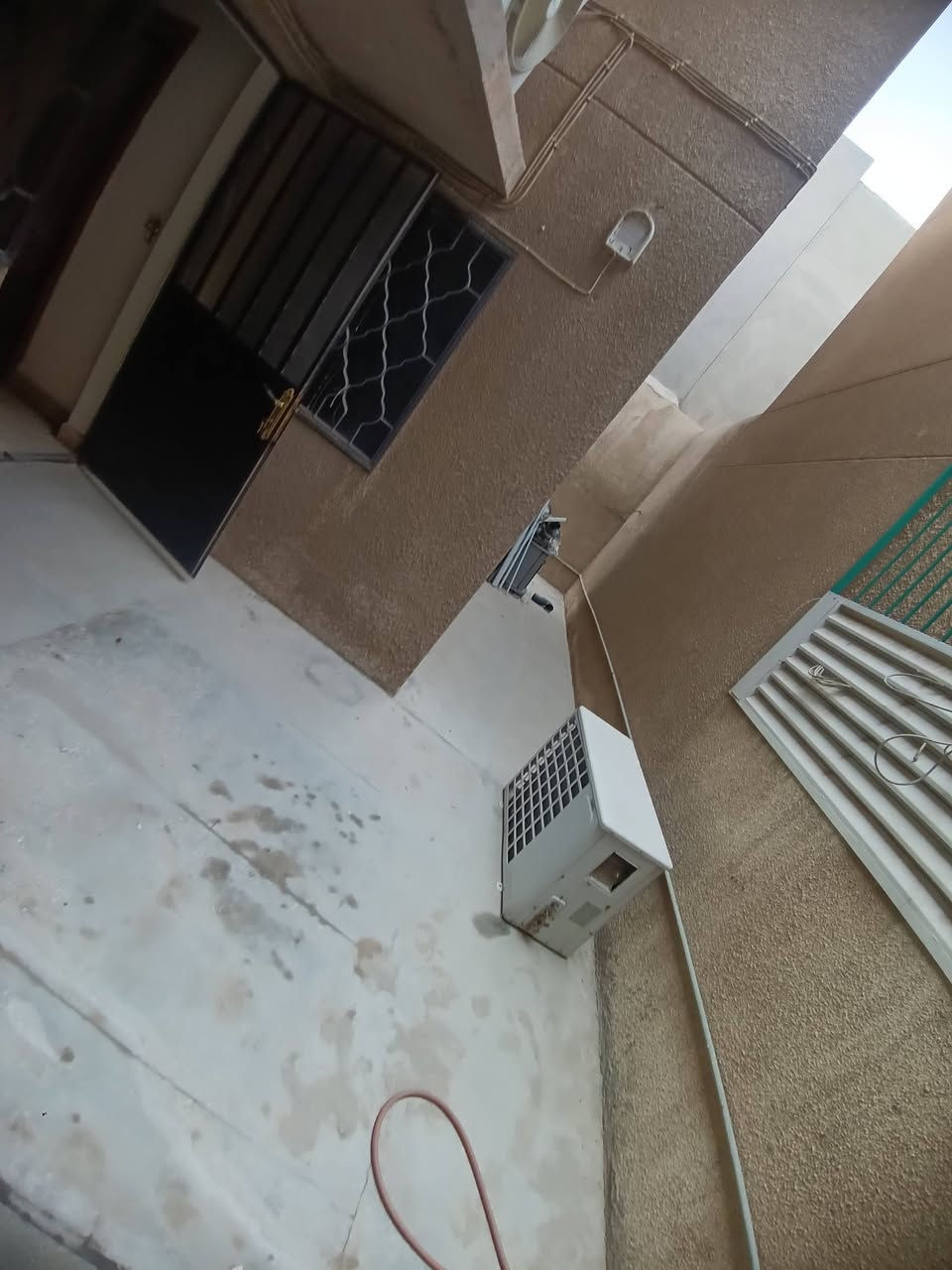 دار للايجار 
الموقع .../ العرصات ..تجاري 
 
المساحه 350 متر 
 
كراج حديقه 
صاله كبيره 
غرفتين 
وثالثه ماستر 

مطبخ 
ترك 

للاستفسار الاتصال 
***********
