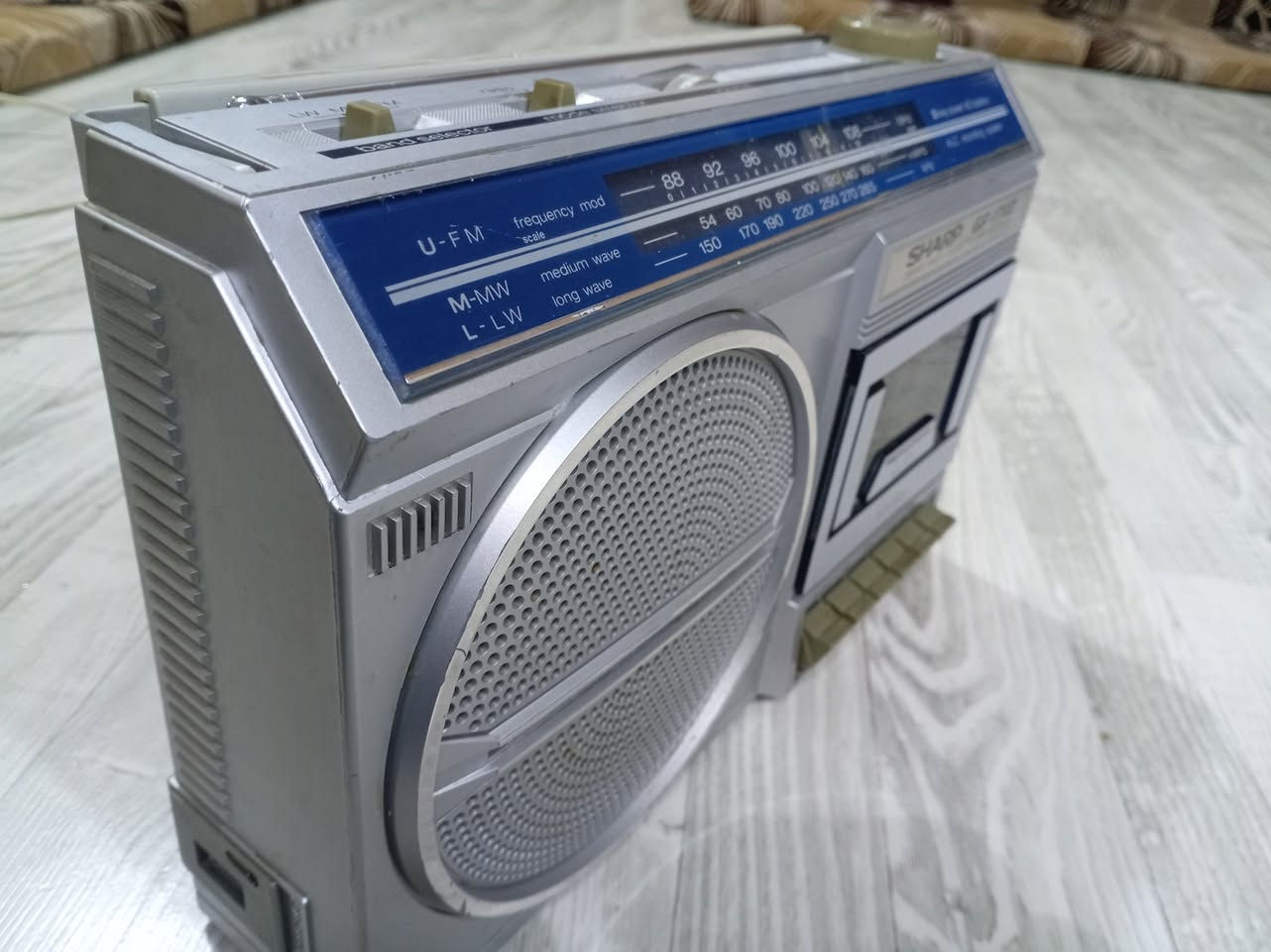 راديو ومسجل نوع شارب أصلي وليس تقليد نظيف جداً 
شغال وعلى بلاده بدون أي نقص أو خلل نهائياً

الراديو ثلاث موجات
FM.. MW. LW

المسجل شغال مع التقديم والترجيع

يعمل على كهرباء 220 فولت بالإضافة إلى بطاريات حجم كبير عدد 4

السعر 45 الف
يوجد توصيل


**إذا كنت صاحب هذا الإعلان وتريد حذفه لأي سبب، رجاءا أرسل رسالة إلى الدعم الفني**