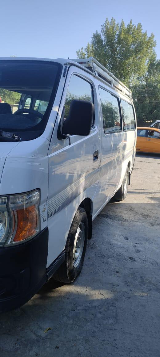 السلام عليكم نيسان يورفان 2008 مكينه جديده  باور جديد  تبريد شغال بيه الصفحه الكصيره بيه صبغ سياره حلوه جاهزه  من كولشي السعر ب 105 وبيه مجال قليل ***********
