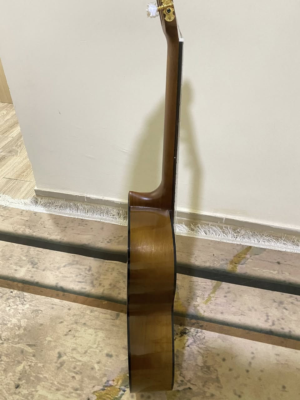 � للبيع كيتار ياماها C70 بحالة ممتازة
• النوع: Yamaha C70
 • الحالة: شبه جديد (مستخدم 10 أيام فقط)
 • الصوت: نقي وممتاز للمبتدئين
 • السعر: 175,000 دينار عراقي — السعر قفل

📍 العنوان: أربيل
📩 التواصل: خاص


**إذا كنت صاحب هذا الإعلان وتريد حذفه لأي سبب، رجاءا أرسل رسالة إلى الدعم الفني**