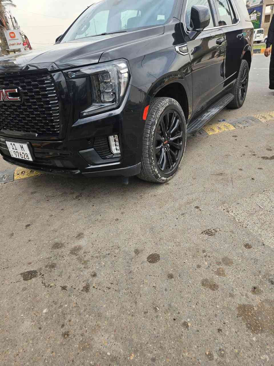 المحرك والأداء
GMC Yukon 2021 خليجي 

 محدث  دينالي 

حادث فقط شبر بارد بالجاملغ الخلفي 
السعر 44.500$

* محرك 5.3 لتر V8 بقوة 355 حصان وعزم 383 رطل-قدم (الفئات الأساسية).  

* محرك 6.2 لتر V8 في فئة Denali بقوة 420 حصان وعزم 460 رطل-قدم.  

* خيار ديزل 3.0 لتر Duramax تيربو متوفر في بعض الفئات.  

* ناقل حركة أوتوماتيك 10 سرعات لجميع المحركات.  

* دفع خلفي أو رباعي حسب الفئة.  

الأبعاد

* الطول: حوالي 210 إنش (5.33 متر).  

* العرض: حوالي 80–81 إنش.  

* عدد المقاعد: 8–9 ركاب حسب الترتيب الداخلي.  

السحب واستهلاك الوقود

* قدرة السحب تصل إلى 7,700 رطل (حوالي 3,490 كغ).  

* استهلاك البنزين لمحرك 5.3 تقريبًا:

    * داخل المدينة: 16 ميل/غالون

    * طريق سريع: 20 ميل/غالون  

التقنيات والمقصورة

* شاشة معلومات وترفيه حتى 10.2 إنش

* شاشة عدادات رقمية

* كاميرات متعددة ورؤية محيطية

* دعم  Apple CarPlay￼ و Android Auto￼

* تعليق هوائي اختياري لتحسين الراحة والارتفاع.

 باقي التفاصيل 

عنوان بغداد

رقم الهاتف 

+964 770 627 8189
