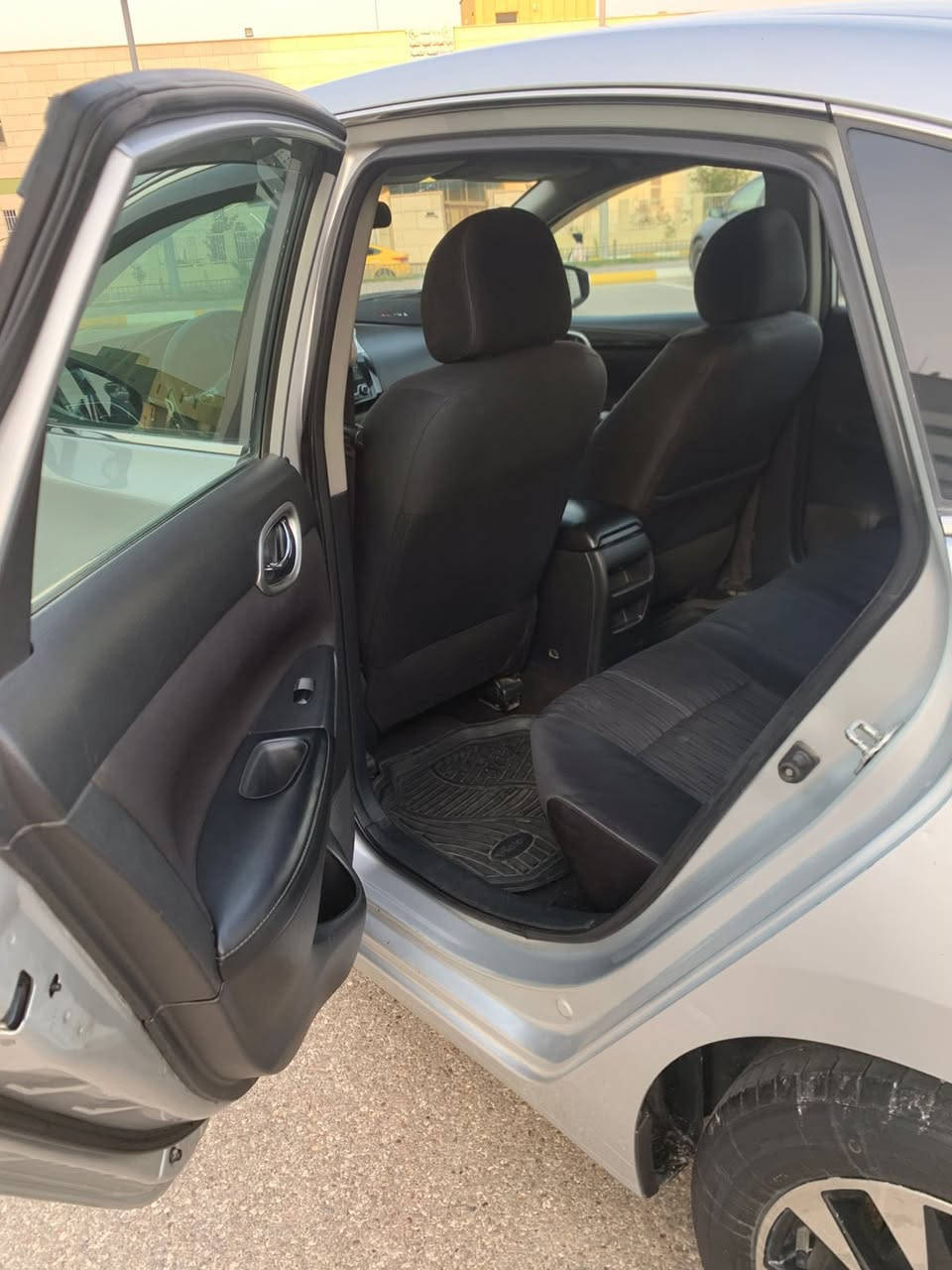 نيسان سنرا 2017للبيع حادث موضح كدامكم فقط قطعتين وبيها كلير بهلال الجاملغ الخلفي فقط السيارة ماشية 78الف جديدة تخبل مناقصها كلشي رقم بغداد بسمي تحويل ثاني يوم كير محرك شاصي لغود كله كفاله السعر 108وبيها مجال 
رقم تلفون ***********
السيارة بدون ايرباك وجديدة تخبل
