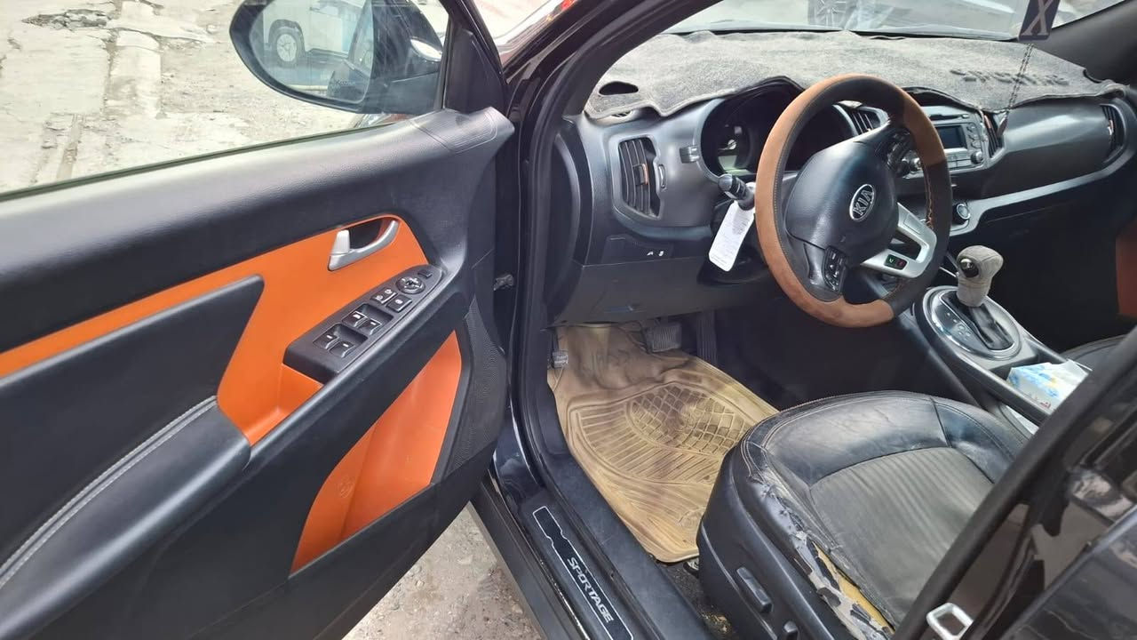 السلام عليكم
سبورتج 2013 
كوري اصل وارد خليجي 
محرك 2400 دوش -  5 ويل كي 
حساس خلفي - اشاير بالمري
كشنات جلد - عليها ادامة كاملة 
 والسونار مرفق اليوم اخذته بيه كل التفاصيل 
السعر المطلوب 130$
مكلف بالنشر
للاستفسار :- ***********
