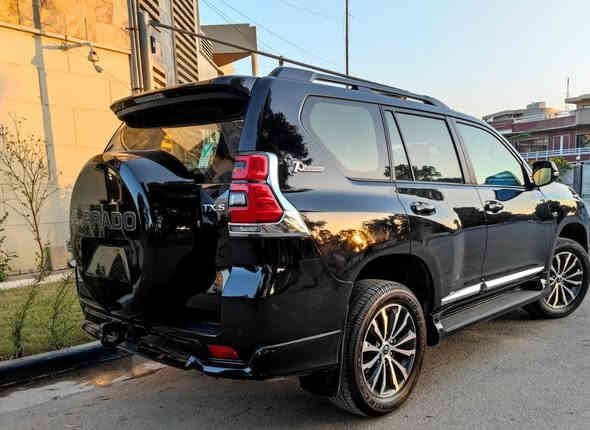 السلام عليكم 
برادو 2022 سبعينية ساز TXS اللون اسود رقم بغداد بأسمي شخصيا هزه ولوحات جديدة مكفولة من الضرر والصبغ والبارد والشخط مغلفة السيارة PPF  ماشية 43 الف السعر 46300$ مكان السيارة بغداد السيدية للاستفسار الاتصال *********** 
المواصفات 
محرك 6سلندر 4000 / سلايد /كشنات جلد لون قرميدي / كشنين كهرباء / شاحن واير ليس / دبل تانكي / سبير تعليك / زراك لايت / لايت زنون / مري شفط / بصمه وتشغيل عن بعد /
