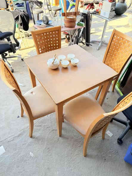 ميز طعام
خشب بلوط
باله صناعه ياباني
يحتوى على ٤ كراسي

توجد خدمه توصيل 
للحجز مراسله الصفحه او الاتصال
🌹مدينه ألعاب المدهش مجاور مطعم ابو صفاء تحت جسر العبور المعلق ***********🌺
