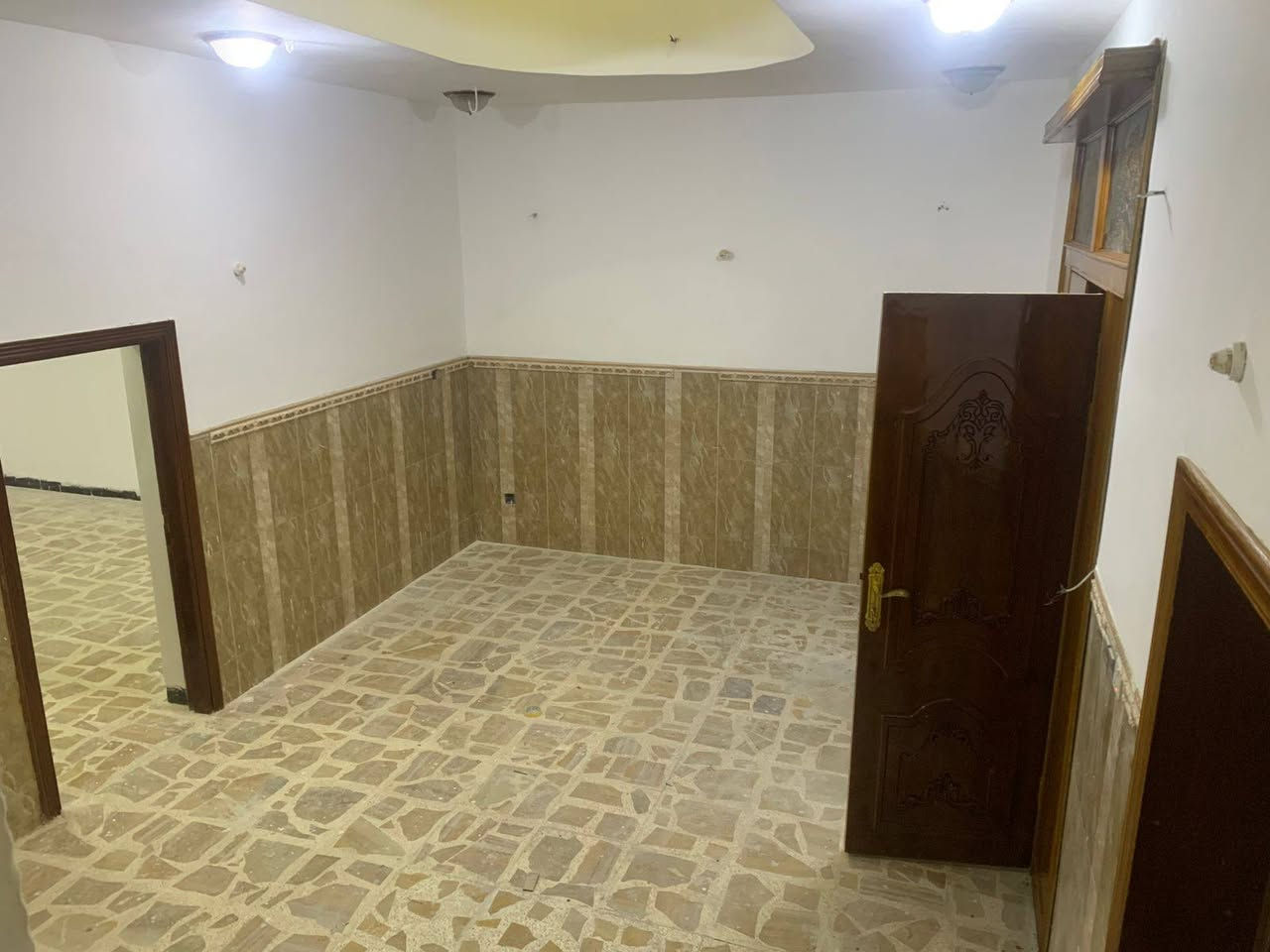 دار مساحه ٢٢٠ متر طابو صرف
طابقين طابق الاول يحتوي على 
٢ غرف نوم و مطبخ واستقبال وهول 
وصحيات خارجيه وداخليه وحديقه وكراج سياره
طابق الثاني يحتوي على ٣ غرف نوم نظام سويت 
العنوان ام الهوى جديده يبعد عن شارع العام مسافه ١٠٠م 
الاستفسار ***********
