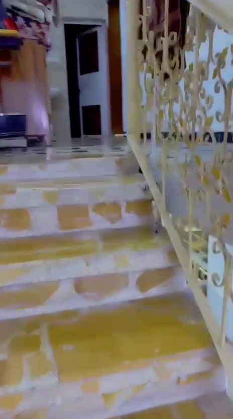 سلام عليكم 
بيت البيع البلديات تقاطع الكهرباء 3بيت عن شارع العام 
المساحه 120 زراعي سند 25قرار بي محكمه واجها 12نزال 10 طابقين الطابق 3بيتونه وسطح
السعر 260وبي مجال
***********+964 770 028 6387
