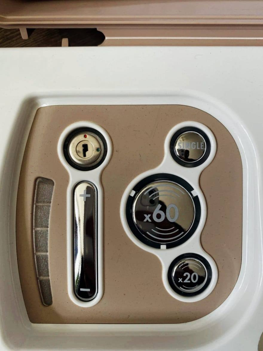 جهاز إزالة الشعر بالليزر من صالون إسينشالز، جهاز مسح ليزري، معبأ في علبته الأصلية. متوفر
#الجميع


**إذا كنت صاحب هذا الإعلان وتريد حذفه لأي سبب، رجاءا أرسل رسالة إلى الدعم الفني**