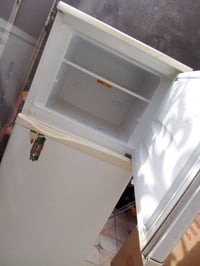 للبيع ثلاجه شغاله كلشي بيهه يشتغل السعر 100وبيهه مجال للاستفسار واتساب...