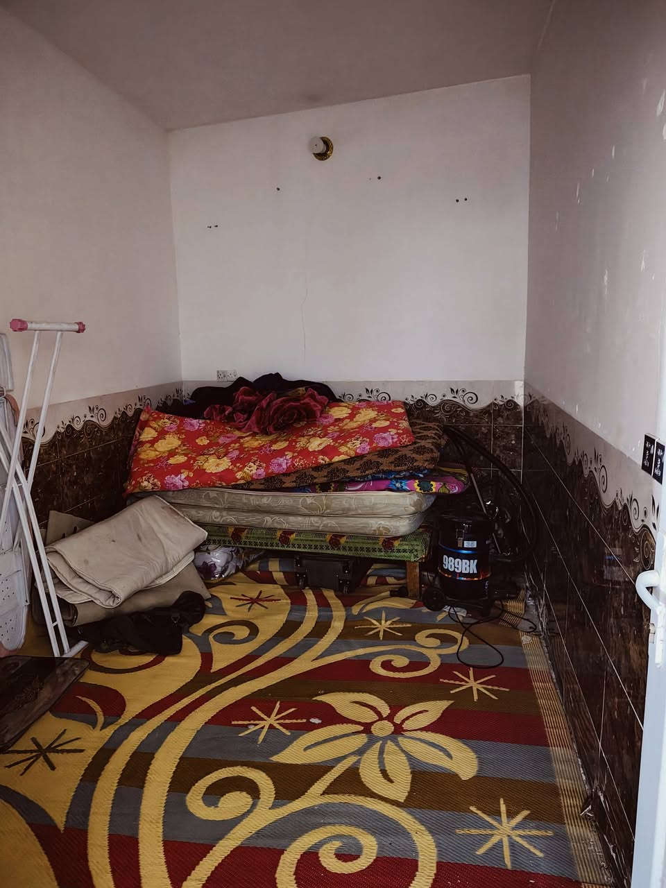 بيت للبيع في حي لامين طريق السنيه قرب جامع سيد يوشع عمود 640 السعر المطلوب 33. وبي مجال بيت مساحته 250 بنا غرفتين وصاله ومطبخ داخلي وخارجي وصحيات خارجي وداخلي ينباع مع لاثاث ***********
