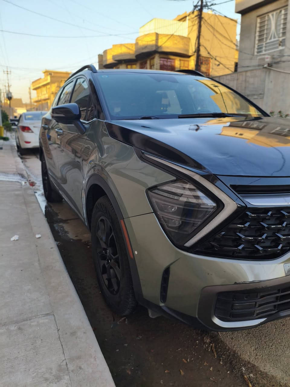 كيا سبورتاج إكس-برو (Kia Sportage X-Pro) الفئة المخصصة للطرق الوعرة،  مع وضعيات قيادة مخصصة. تميز بهيكلها الرياضي
نوع المحرك: 4 أسطوانات سعة 2.5 لتر (تنفس طبيعي).القوة: 187 حصاناً. عزم الدوران: 243 نيوتن متر 
ناقل الحركة: أوتوماتيكي من 8 سرعات.
نظام الدفع: دفع رباعي قياسي (AWD) مع نظام قفل 
عجلات رياضية (ويل) باللون الأسود المطفي قياس 17 بوصة.
مصابيح أمامية وخلفية مميزة بتقنية LED.
نظام تعليق مرتفع ومعزز لتحمل الطرق الوعرة والغير معبدة.
سقف باللون الأسود ) وزجاج بانورامي. 
مقاعد من الجلد الصناعي الفاخر مع إمكانية التدفئة والتهوية.
مقاعد أمامية قابلة للتعديل كهربائياً مع دعم للقطنية.
شاشات عرض مزدوجة متصلة (لوحة العدادات ونظام الترفيه).
دعم كامل لتطبيقات الهاتف الذكي عبر أبل كاربلاي (Apple CarPlay) وأندرويد أوتو (Android Auto).
شحن لاسلكي للهواتف ونظام صوتي فاخر (مثل Harman Kardon).
نظام إضاءة محيطية ونظام تكييف هواء أوتوماتيكي ثنائي المناطق. 
كاميرات محيطية بزاوية 360 درجة لسهولة الركن والمناورة.
نظام التحذير من النقطة العمياء وتجنب الاصطدام الخلفي.
مساعد البقاء في المسار ونظام تثبيت السرعة التكيفي.
نظام الفرملة التلقائية في حالات الطوارئ مع رصد المشاة. 
حادث فقط ربع بنيد بدون دواخل ***********
