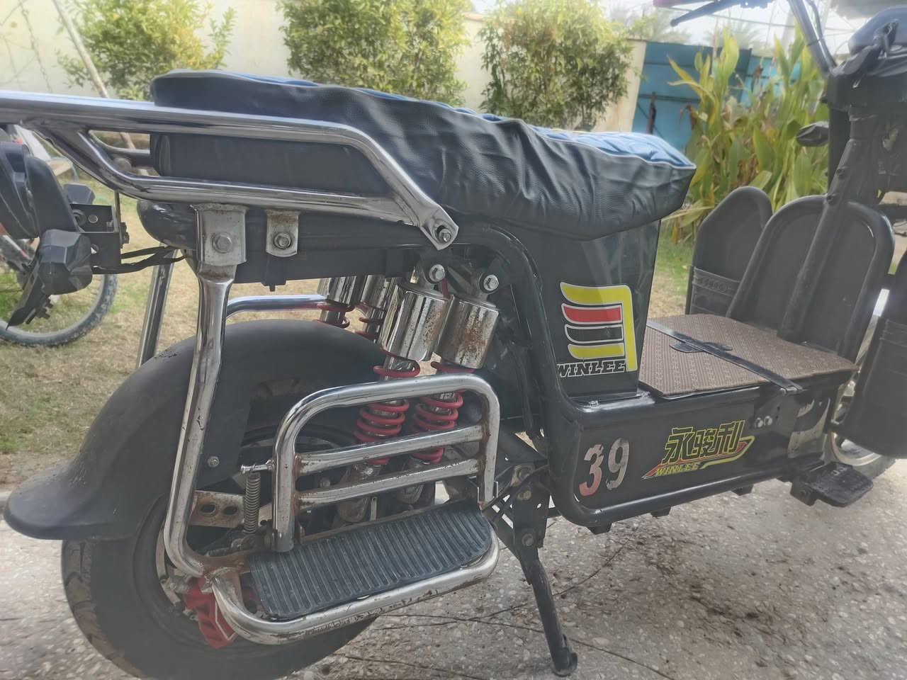 السلام عليكم.  هيوشه شحن للبيع باتريات نضيفه وكهربائيات شغاله سعره 500 
***********
