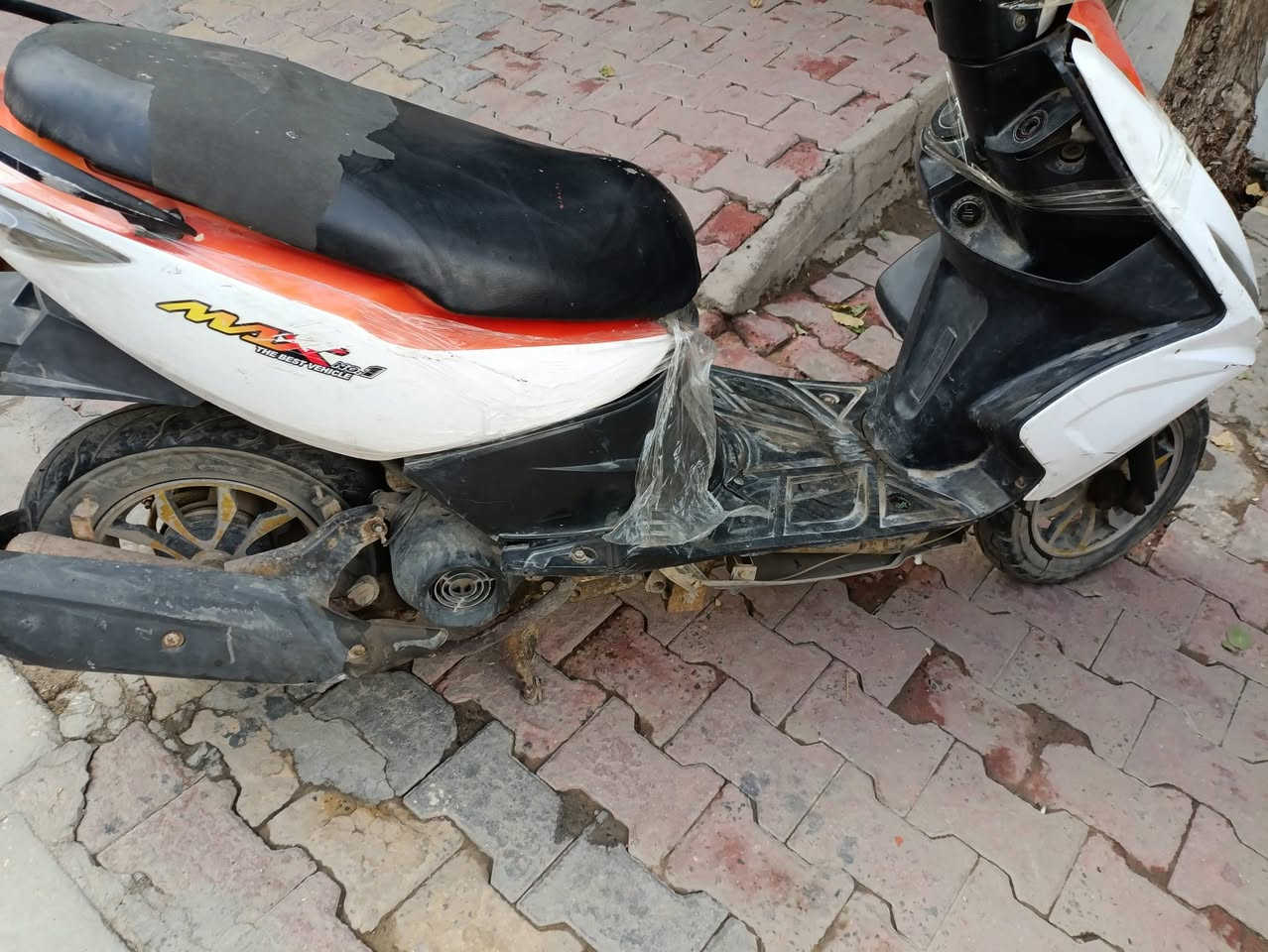 دراجه للبيع شغاله نظيفه بس الباتري مالها ما يشتغل السلف البقيه يشتغل كلها شغاله كهربائيات سعره 150قفل اوراق بيه
***********
