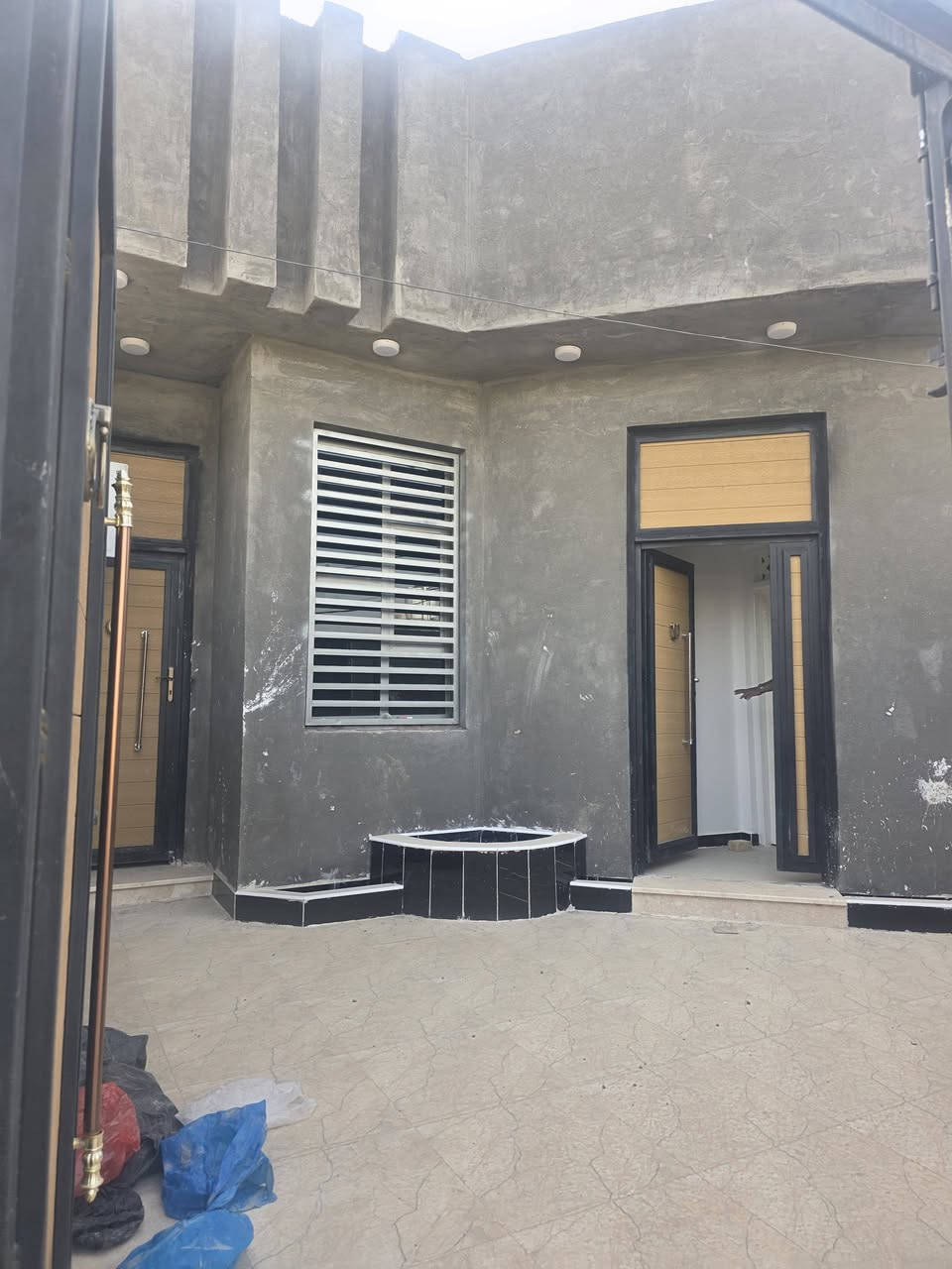 بيت للبيع زراعي حديث غير مسكون مساحته 200 متر  ع شارعين قرب طريق الصدرين ومجسر الاسكان مباشره يحتوي ع استقبال وصاله وصحيات داخليه وخارجيه كما موضح بالتصوير
***********
