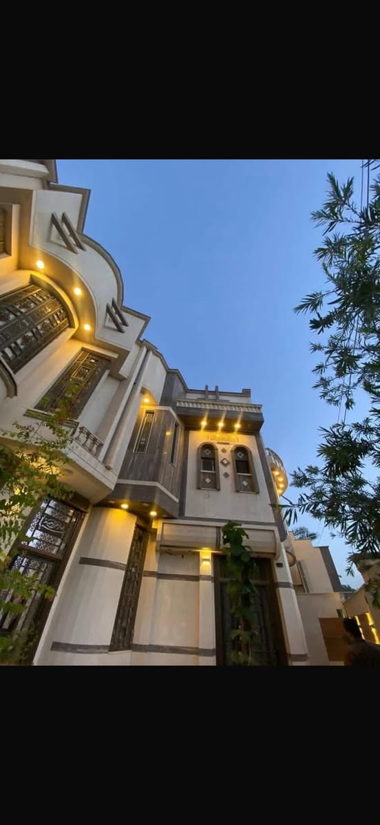 السلام عليكم 
بيت 🏠 للبيع 
في الإدارة المحلية ركن 
خلف البهوووو
 المساحه 307 م طابقين 
بناء درجه اولى فول الفول
سنة البناء 2023
مكان البيت 🏡 كلش مميز 
مكتب الخزاعي للعقار 
الشموخ مقابل مجمع الشموخ السكني قرب تعهدات احمد حليوه الأتصال على الرقم الموجود 
*********** ….
