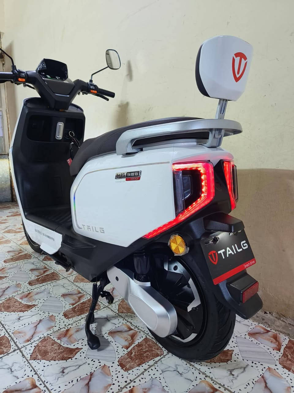 السلام عليكم للبيع دراجه تالجTAIlGمديل 2026 دراجه مكفوله كفاله عمه وضع شركه زيرو ما ماشيه مكفوله من الشخط وصل المعرض ولملحقات بيها شرط تشلع نايلون الوكاله بيدك
تفاصيل الدراجه 
لايت عالي ناصي زنون+ سكن 
اشاير لد 
بك لايت خلفي لد LED
مثبت سرعه
دبل امامي خلفي دسك هايدروليك
مخرج  USBلشحن الهاتف
عدد البطاريات 6 كرافين مصطره الحجم الكبير
شاحنه تدعم الشحن السريع وليقاف الذاتي عند الامتلاء البطاريه
سرعه الدراجه 60 حقيقي
ثلاث انضمه تشغيل سويج + بصمه + كارت NFC
نضامABS
نضام R البك الرجوع الى الخلف
تايرات جلاتين
كشن طبي جلاتين
الشراي يتفضل خاص او التصال عله الرقم***********
سعر الدراجه 850 بيها مجال بصيط
مكان الدراجه ساحت عدن
