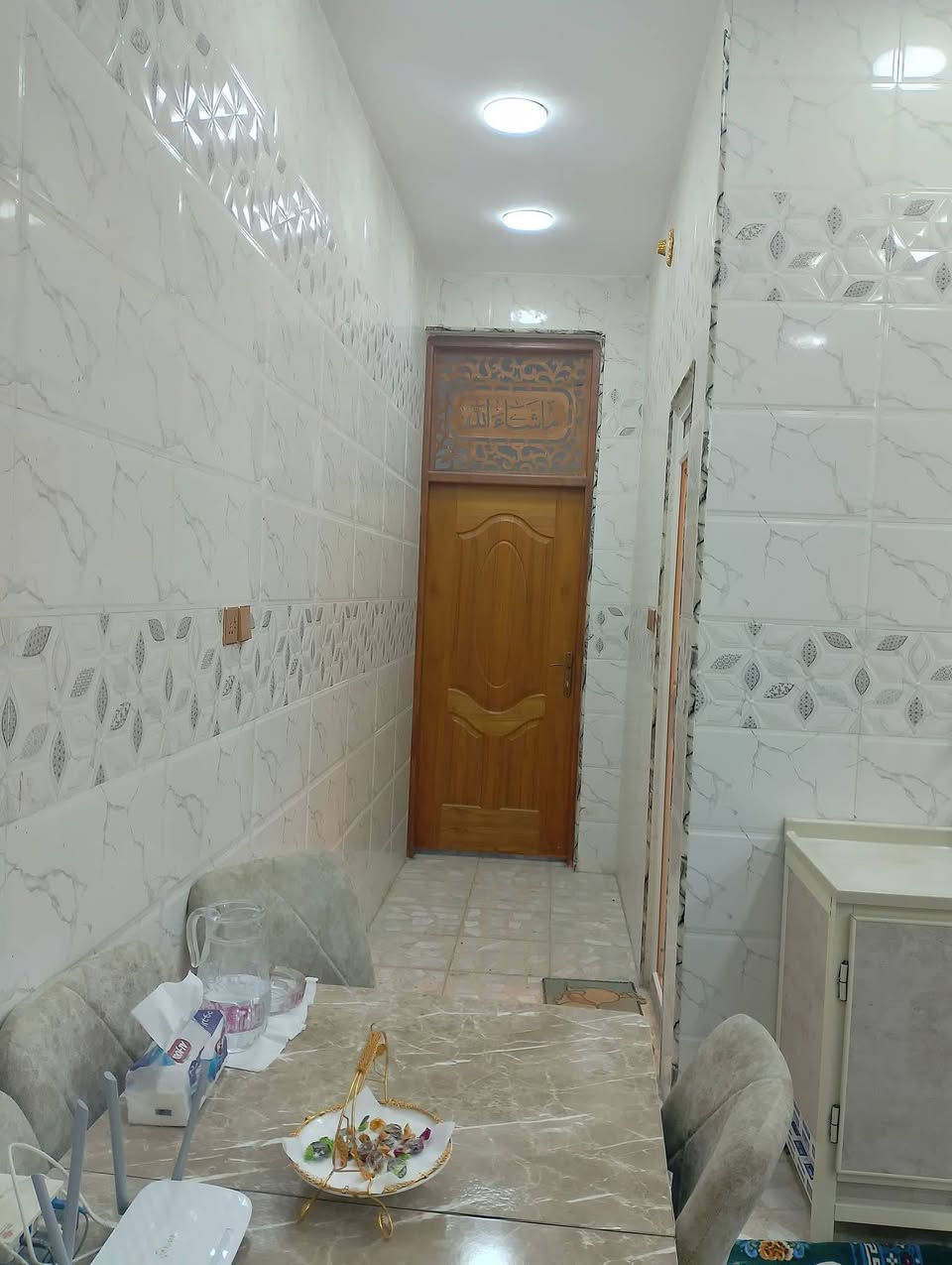 دار للبيع طابقين ثلاث غرف نوم بناء حديث
في منطقة البلديات الصحفيين شارع مظيف السواعد سادس فرع 
الطابق الأول حمام خارجي استقبال صالة منور حمام داخلي
غرفة نوم 
الطابق الثاني غرفتين نوم وصاله وحمام 
الطابق الثالث بيتونة وسطحين
منطقة كامل خدمات ماء مجاري رصيف وتبليط
المنطقه مشمولة بقرار التطويب ومعاملاتنا كامل في بلدية الغدير السعر ١٢٥
***********
