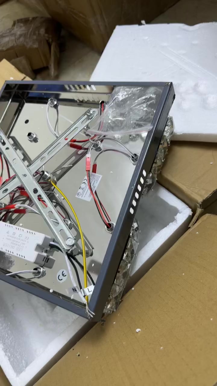 ثريا كرستال بهل الشكل 3 الوان الاضائه مالتها للحجز مراسله الصفحه او وتساب ***********
