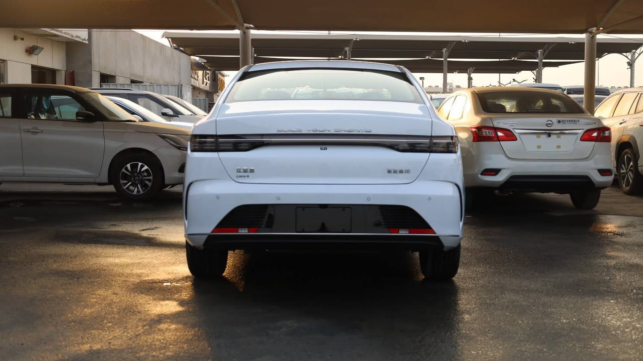 بي واي دي ديستروير موديل 2025   الاستفسار ع الواتس فقط  0782565642
🚗 BYD Destroyer 05 DM-i – فئة Luxury (مدى 55 كم)
📏 الأبعاد
الطول الإجمالي: 4780 مم
العرض الإجمالي: 1837 مم
الارتفاع الإجمالي: 1495 مم
قاعدة العجلات: 2718 مم
الوزن الفارغ: 1515 كجم
الوزن الإجمالي: 1890 كجم
سعة خزان الوقود: 48 لتر
سعة صندوق الأمتعة: 450 لتر
مقاس الإطارات: 225/60 R16
⚙️ المحرك والمواصفات التقنية
النوع: سيارة هجينة قابلة للشحن (PHEV)
سعة المحرك: 1.5 لتر
أقصى قوة للمحرك: 81 كيلوواط (110 حصان)
أقصى عزم للمحرك: 135 نيوتن.متر
أقصى قوة للموتور الكهربائي: 132 كيلوواط (180 حصان)
أقصى عزم للموتور: 316 نيوتن.متر
مدى القيادة الكهربائي (CLTC): 46 كم
سعة البطارية: 7.68 كيلوواط/ساعة
وقت الشحن البطيء: 2.5 ساعة
التسارع 0–100 كم/س: 7.9 ثانية
استهلاك الوقود (WLTC): 2.17 لتر/100 كم
نوع البطارية: ليثيوم فوسفات الحديد (Blade Battery)
سعة البطارية (مذكورة أيضًا): 8.3 كيلوواط/ساعة
ناقل الحركة: E-CVT (أوتوماتيك متغير باستمرار)
التعليق الأمامي: مستقل (MacPherson)
التعليق الخلفي: شبه مستقل (Torsion Beam)
🛞 أنظمة القيادة
نظام التوجيه: كهربائي (EPS)
الجنوط: ألمنيوم
الفرامل: أقراص مهواة وأقراص صلبة
فرامل التوقف: إلكترونية
نوع السيارة: سيدان 4 أبواب / 5 ركاب
🛡️ السلامة والأمان
ABS مانع انغلاق الفرامل
EBD توزيع إلكتروني للفرامل
BAS مساعد الفرامل
TCS نظام التحكم في الجر
ESP نظام الثبات الإلكتروني
مراقبة ضغط الإطارات
وسائد هوائية أمامية وجانبية
ستائر هوائية جانبية
تنبيه عدم ربط حزام الأمان
نظام ISOFIX لمقاعد الأطفال
حساسات خلفية
كاميرا خلفية
مثبت سرعة
Auto Hold
مساعد صعود المرتفعات (HAC)
أوضاع قيادة متعددة
نظام استرجاع الطاقة (Regenerative Braking)
تنبيه صوتي للسرعات المنخفضة
🛋️ الراحة والتجهيزات
عجلة قيادة متعددة الوظائف مكسوة بالجلد
تعديل المقود (ارتفاع وعمق)
ناقل حركة إلكتروني (زر/مقبض)
شاشة معلومات الرحلة ملونة
شاشة عدادات LCD


**إذا كنت صاحب هذا الإعلان وتريد حذفه لأي سبب، رجاءا أرسل رسالة إلى الدعم الفني**