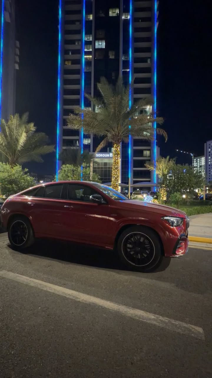 GLE 53 كوبية
فول الفول اعلى فئة

أبرز المواصفات (GLE 53 AMG Coupe 2023)

* المحرك: 6 سلندر مستقيم سعة 3.0 لتر تيربو + نظام هجين خفيف EQ Boost.
* القوة: 429 حصان.
* العزم: 560 نيوتن متر.
* ناقل الحركة: أوتوماتيك 9 سرعات AMG Speedshift.
* نظام الدفع: 4MATIC+ رباعي.
* التسارع 0-100 كم/س: حوالي 5.0 ثوانٍ.
* السرعة القصوى: 250 كم/س (محددة إلكترونياً).
* جنوط AMG قياس 21 أو 22 
* سقف بانوراما.
* إضاءة داخلية محيطية 64 لون.
* شاشة مزدوجة 12.3 إنش مع نظام MBUX.
* كاميرات 360 درجة.
* مقاعد جلد كهربائية مع ذاكرة.

إذا كانت السيارة GLE 450 Coupe 2023

* محرك 3.0 لتر تيربو 6 سلندر.
* قوة 362 حصان.
* عزم 500 نيوتن متر.
* دفع رباعي 4MATIC
تواصل ***********
