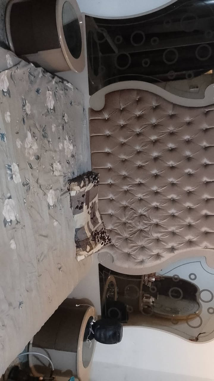 غرفة نوم تركيه مستعمله شي بسيط 8 قطع للبيع 500 وبيه مجال بسيط للشراي العنوان بغداد الإعلام متواجد وتساب ***********
