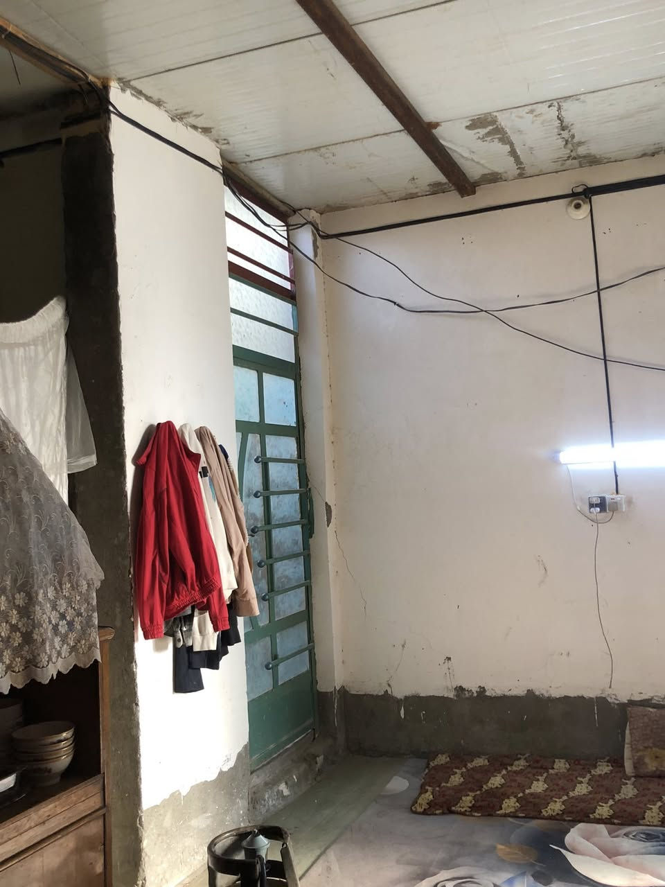 بيت للبيع في الحله حي العسكري شارع 80 حي النصر قريب على الشارع ويتوفر ماء دائماً والمولدة قريبة :البيت 100 متر مربع  سقف سندويش  طابو زراعي سند 25 يحتوي على غرفه مطبخ صاله كليدور السعر 37مليون باقي التفاصيل الإتصال على رقم صاحب البيت  ‭.  ***********‬
