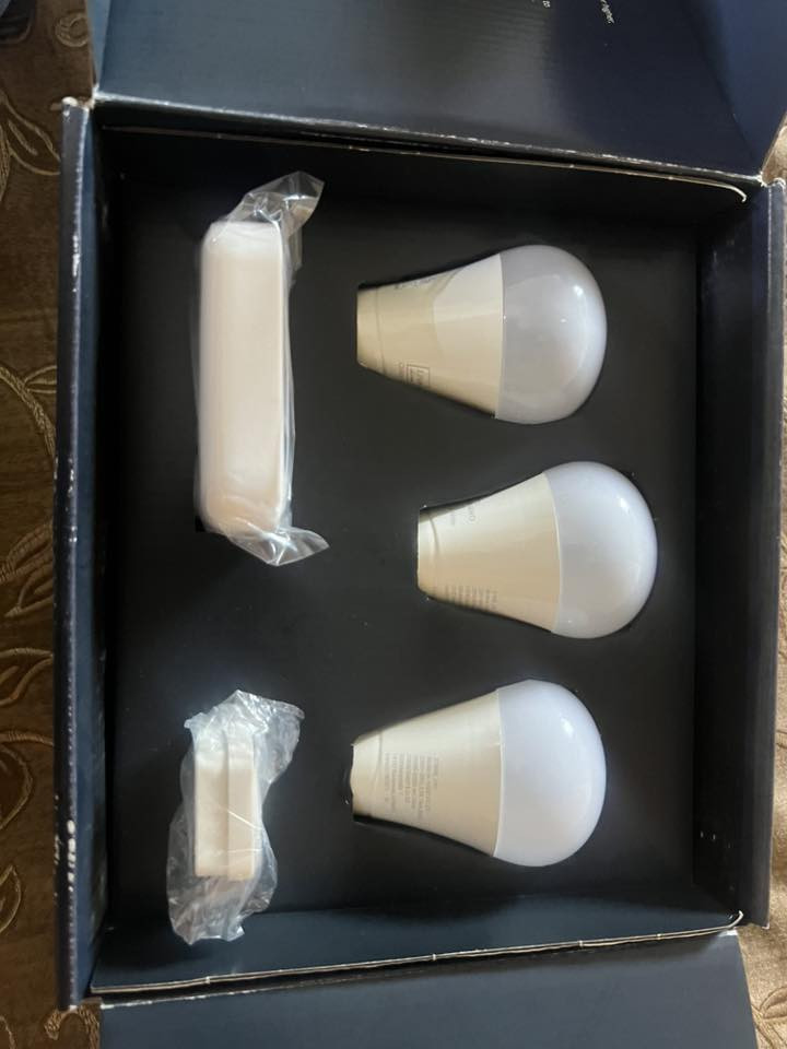 هذا المنتج هو مجموعة إضاءة ذكية للمنزل "Smart Lighting Starter Kit" من ماركة Livarno.
تتضمن المجموعة 3 لمبات E27 ملونة وتدعم التحكم عبر التطبيق والصوت.
تتميز بقدرة 9.5 واط، وشدة إضاءة 806 لومن لكل لمبة.
تدعم ألواناً متعددة (16 مليون لون) ودرجات حرارة إضاءة من 2000 إلى 6500 كلفن.
تتطلب وجود موجه شبكة (Router) للتشغيل (غير متضمن).


**إذا كنت صاحب هذا الإعلان وتريد حذفه لأي سبب، رجاءا أرسل رسالة إلى الدعم الفني**