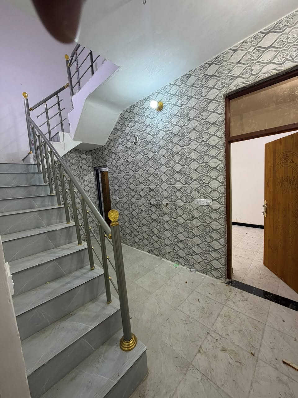 سلام عليكم بيت لبيع مساحه 50 متر بناء جديد تفاصيل بيت غرفه وحولي وستقبال وحمام وترك وصحيات خارجيه بناء 2026 طابوك جمهوري سعر بيت 33 وبي مجال ان شاء الله موقع البيت بغداد سبع البور منطقه 8 الف بقرب مدرسه مسجد أقصى قديمه وبقرب مكتبه ومنزه بلقيس ***********
