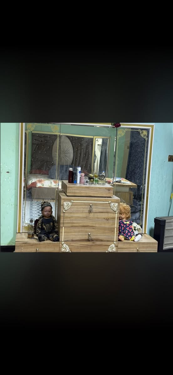 غرفة نوم تركي اصلي للبيع 6 قطع المراية مال الزاوية موجود تجي وياها عيوبهة مكان الخزن الي بل جرباية وصخ والمجرات الثنين مال ميز التواليت بيهن كسر بسيط العنوان البصرة المعقل رقم التواصل *********** السعر عل سوم أنطيني سومك على رقمي ونتفاهم بيع مستعجل
