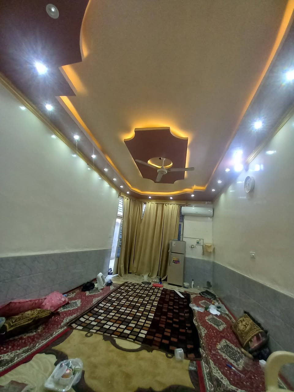 السلام عليكم بيت في حي الزهراء شارع عشرين على الشارع العام للبيع المساحة 160 متر التفاصيل على الرقم ***********
