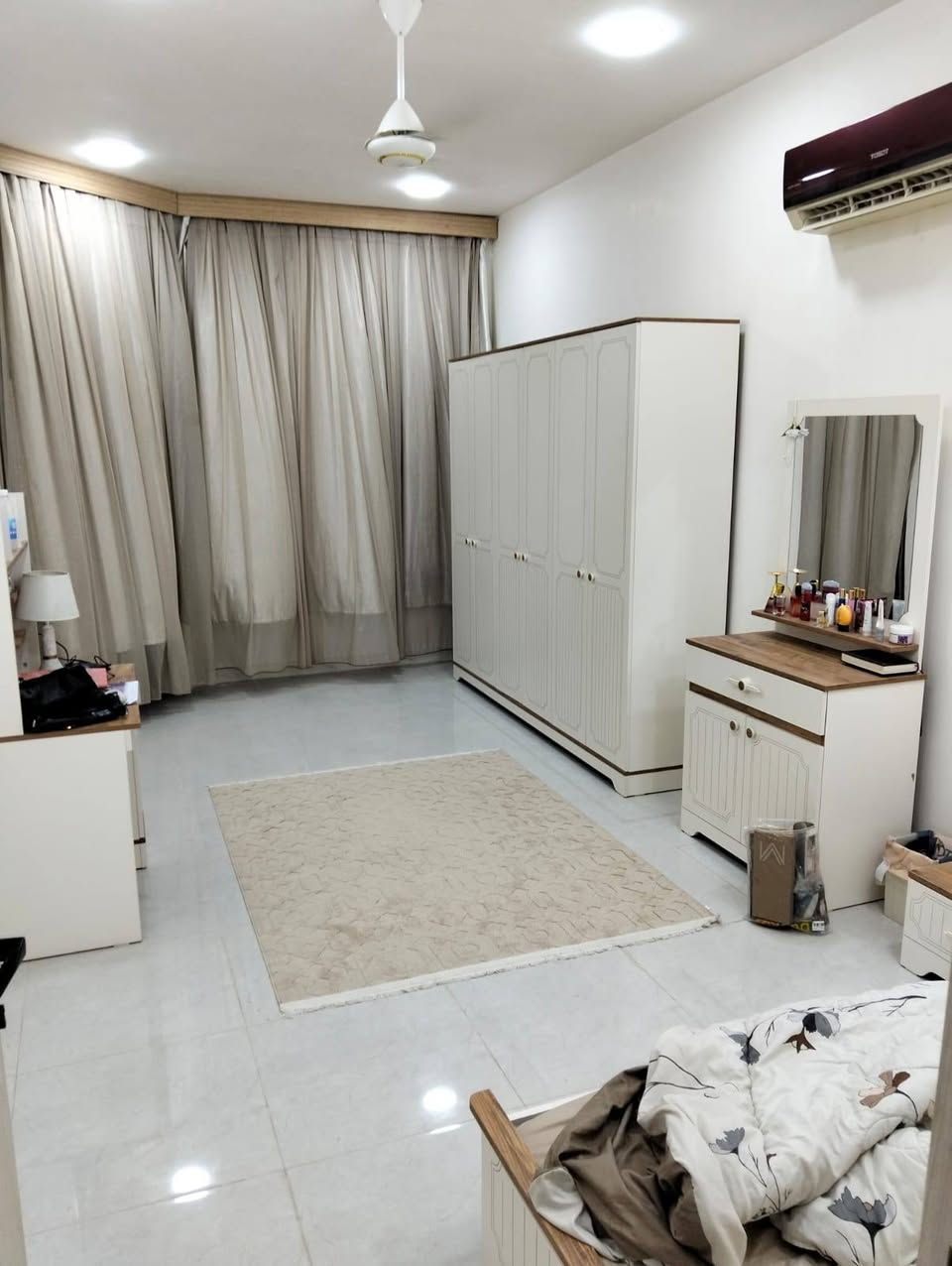 يا الله
السلام عليكم  دار مساحه ١٢٥ متر طابو صرف يتكون الدار من ثلاث طوابق خمس غرف نوم بناء حديث (مودرن)للبيع العنوان الزعفرانيه دور الامانه مقاطعه ٩ قطع موضفي أمانه بغداد مكان مميز قريب على شارع ١٥ وعلى شارع ٦٠ للاستفسار اتصال مكتب القريشي للعقار *********** يوجد واتساب 
اتصال مباشر ***********
