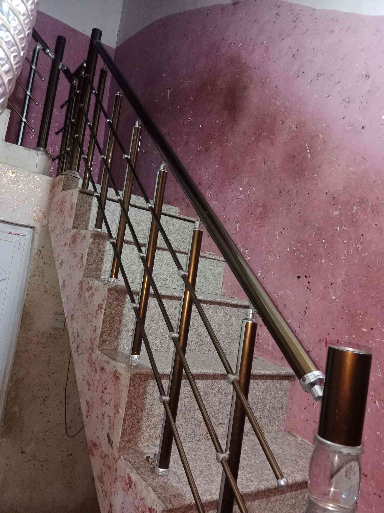 السلام عليكم ورحمه بيت لل بيع ١٠٠ متره الوجه ٥ متر النزال ٢٠ البيت نضيف يحتوي عله حمام خرجي ومطبخ خارجي و ١ستفبال و وحولي كبير و. حمام دخلي ١ غرفه  الطبق الارضي و الطبق الثاني و يحتوي عله حولي و ٢ غرف نوم و الطبق الثالث بيتونه كبيره وصطحين    البيت مكانه الحسينيه ما الرجديه موقع البيت الجريخي قرب اسوق الثقلين بل فرع اول فرع  البيت سعره  ١١٥ مليون الاستفسار اتصل عله هاذه الرقم *********** وموجود واستاب
