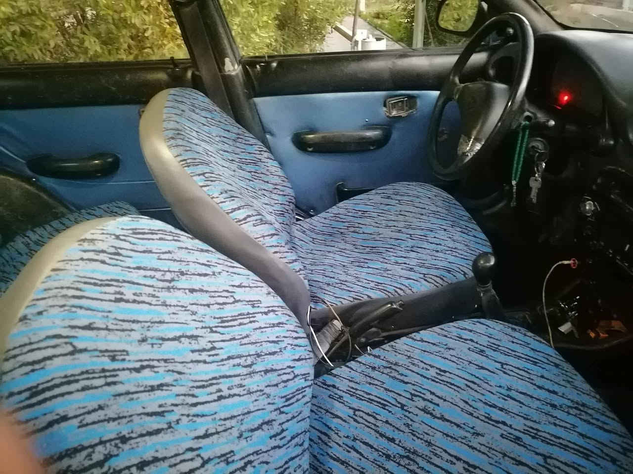 السلام عليكم شباب مكلف بلنشر سيارة للبيع موديل ١٩٩٧ سنوية بسمي محرك نظيف تخيم تاير عارضة ٢٧ وبية مجال  لاستفسار لاتصال عل الرقم ***********
