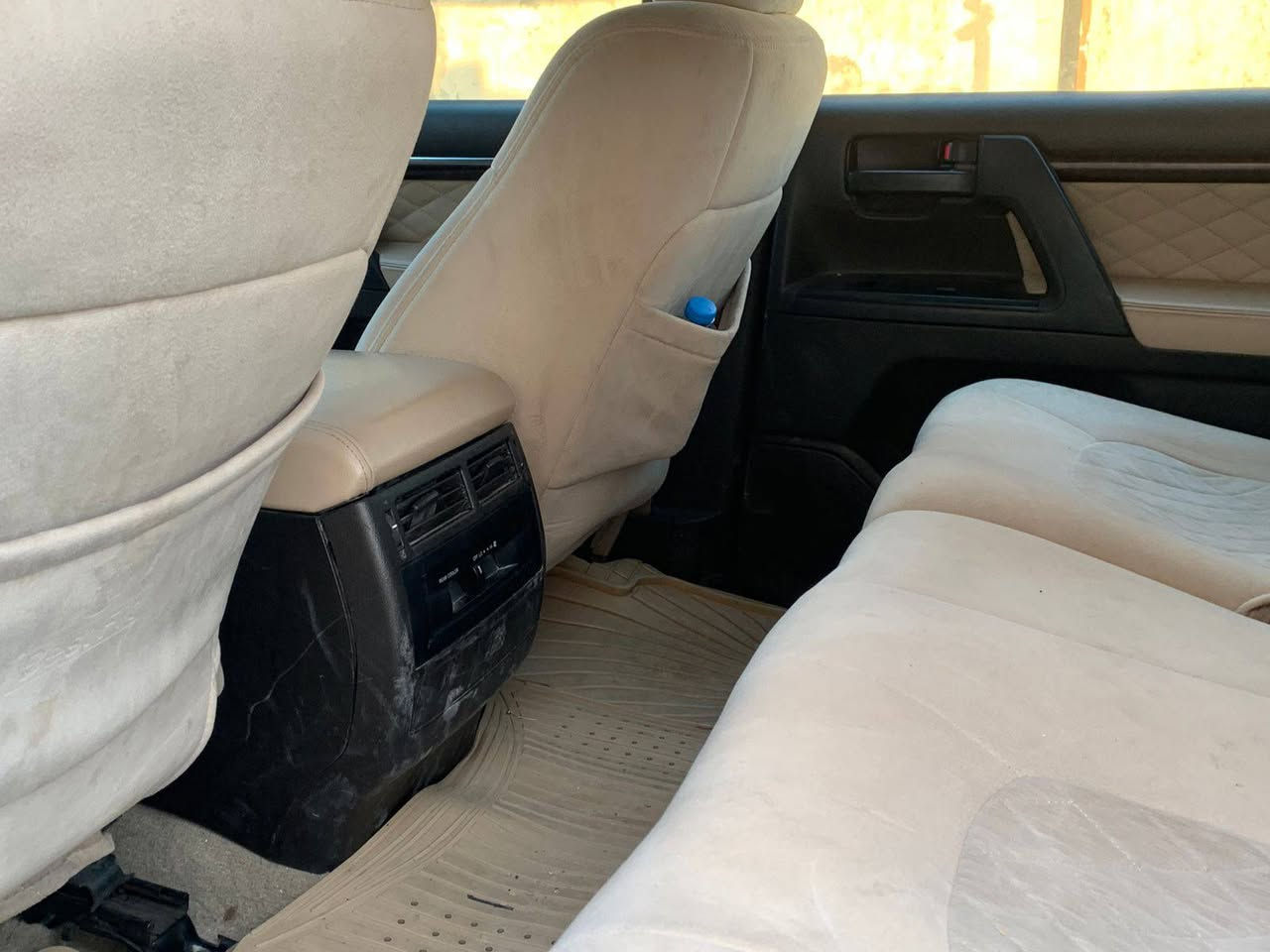 عشاق السلفر. ٢٠١٠ كفاله من الصبغ والتبديل والفتح كير محرك كفاله ٦ سلندر. جديده  فتحة سقف حساسات شاشه كامره محدث ١٤  رقم بصره مكانها بصره  اي استفسار *********** والشراي يتصل ويدلل
