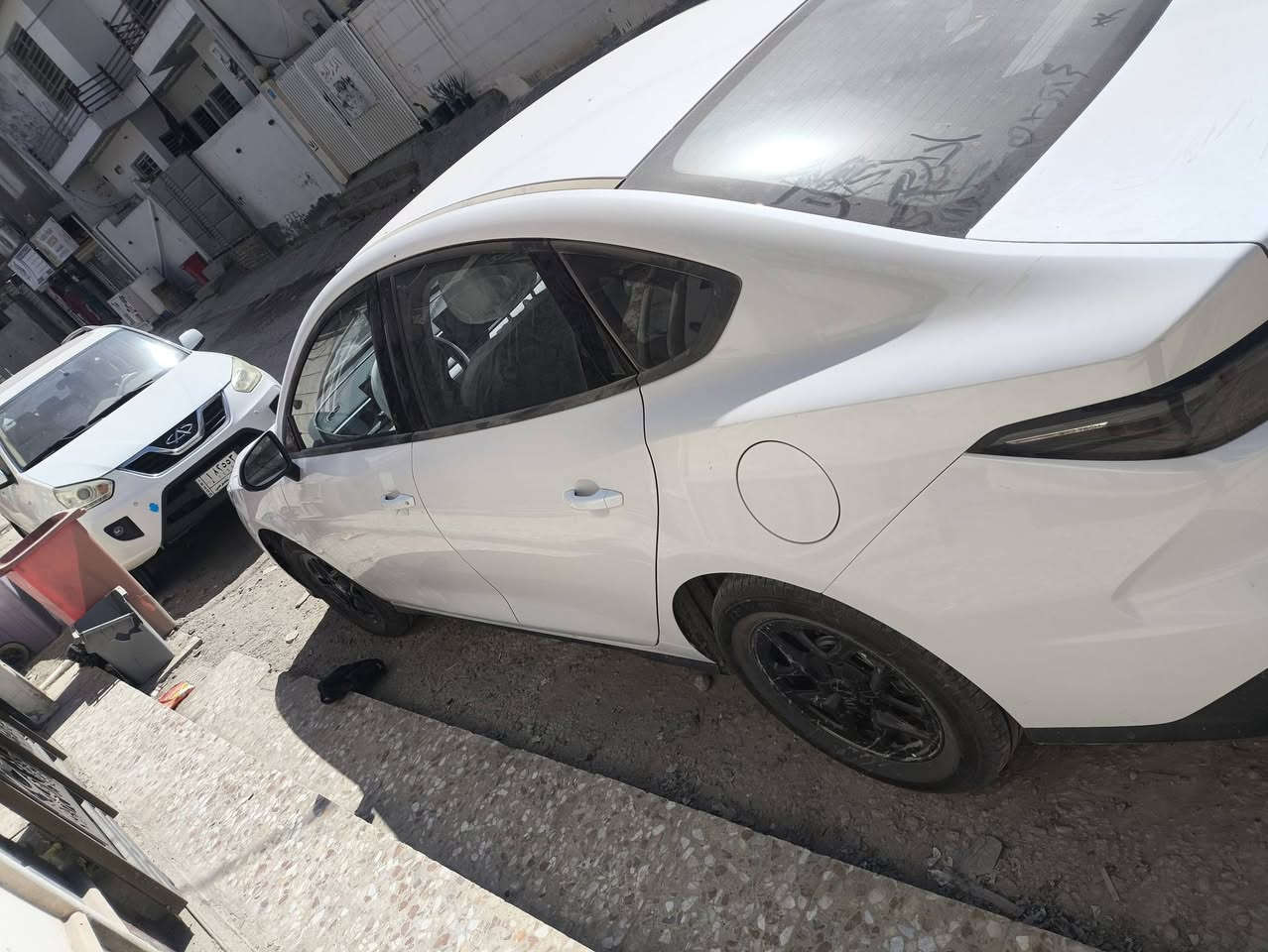 بي ويدي سيل 5 زيرو ماشيه 400 كيلو متر رقم بغداد السعر 18 مليون و 800 العنوان بابل  شارع 80 
***********
