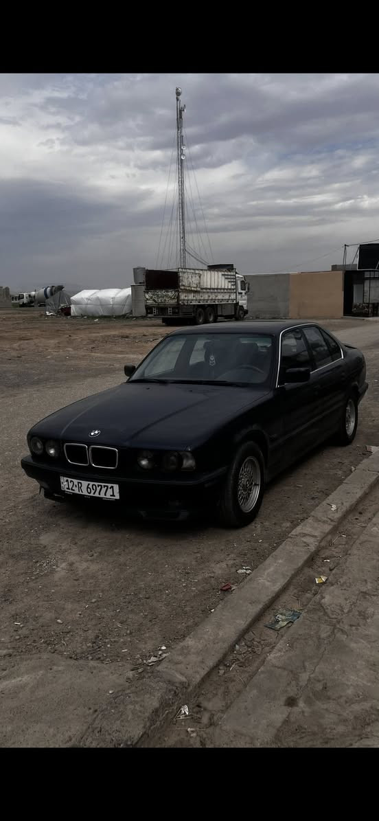 السلام عليكم
* بي ام 525i نيلي 
* موديل 94  
* جامات اربعة كهرب  
* ثلاث انظمة قيادة
* صبغ عام جمالية ( بدون ضرر ) 
* سنوية 2029
* رقم مسطرة  
* السيارة ب اسمي تحويل ثاني يوم 
* مكفولة من الدعامية للدعامية من الضرر
* ( تبريد / تدفئة ) شغالين 
* كير ومكينة شرط 
* لايت زينون
* السيارة وضع بلاد حتى المسجل مالها موجود الاصلي 
سعر ($75 ورقة)  للتواصل : 
***********
او عالخاص
